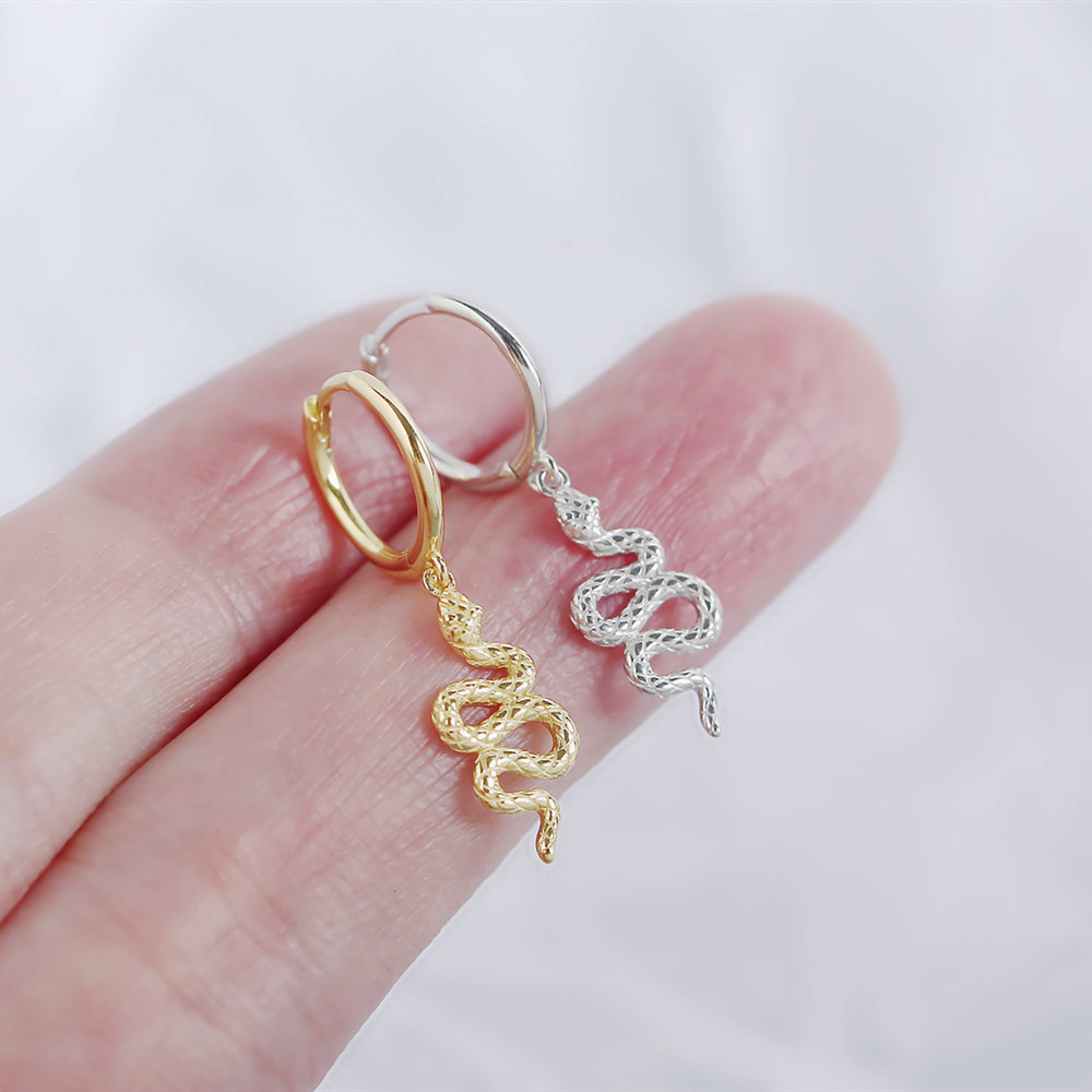 European Light Luxury S925 Silver INS Irregular Gold Tassel Wrinkle Snake-Shaped Ear Cuffs Earrings for Women - Image 9