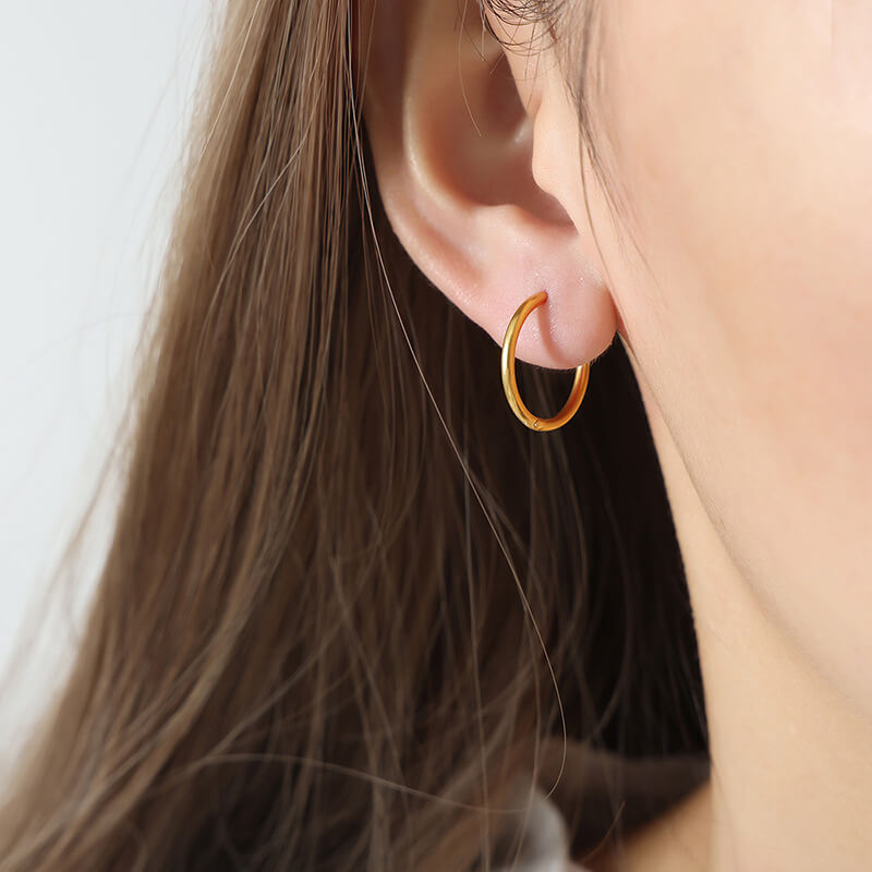 European cross-border niche luxurious lightweight circle earrings titanium steel 18k PVD gold plated jewelry for women - Image 9