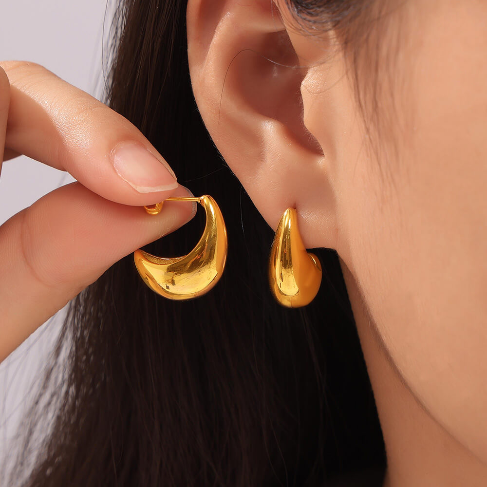 Minimalist moon-shaped titanium steel 18k PVD gold plated hollow C-shaped earrings lightweight stylish jewelry - Image 3