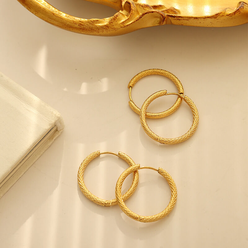 European ins-style modern twisted circle earrings titanium steel 18k PVD gold plated lightweight luxurious jewelry - Image 4