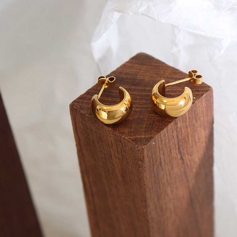 European vintage niche minimalist C-shaped earrings titanium steel 18k PVD gold plated lightweight jewelry wholesale - Image 3