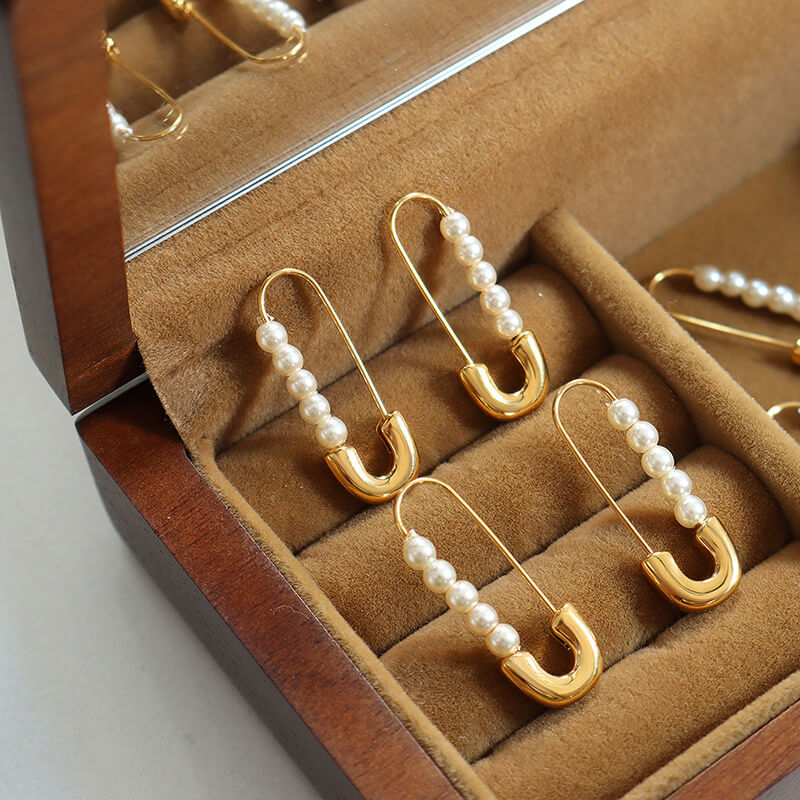 European hot-selling vintage safety pin pearl earrings titanium steel 18k PVD gold plated lightweight studs - Image 2