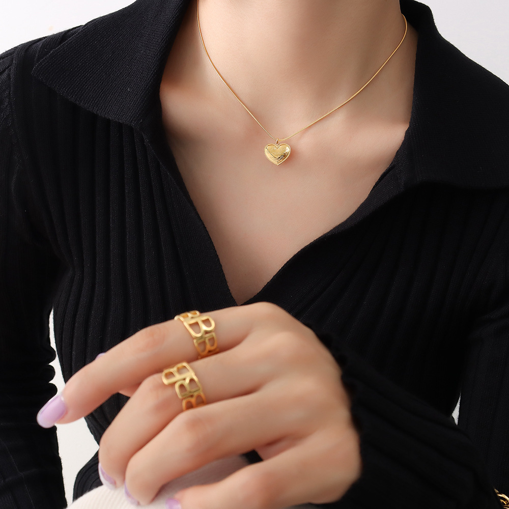 European Ins Cold Minimalist Engraved Heart Stainless Steel Necklace Trendy Titanium Steel 18K PVD Gold Plated Jewelry - Image 3
