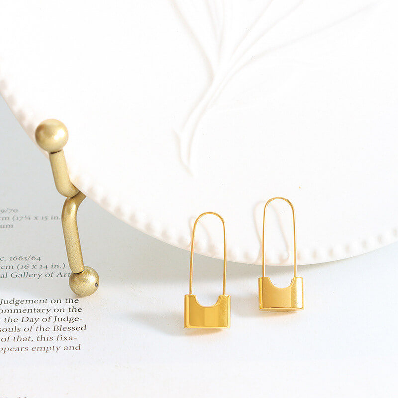 European new minimalist lock-shaped earrings titanium steel 18k PVD gold plated lightweight stylish jewelry - Image 5