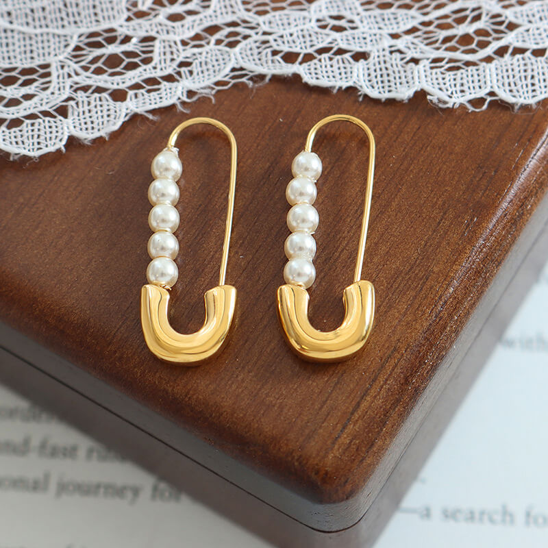 European hot-selling vintage safety pin pearl earrings titanium steel 18k PVD gold plated lightweight studs - Image 3