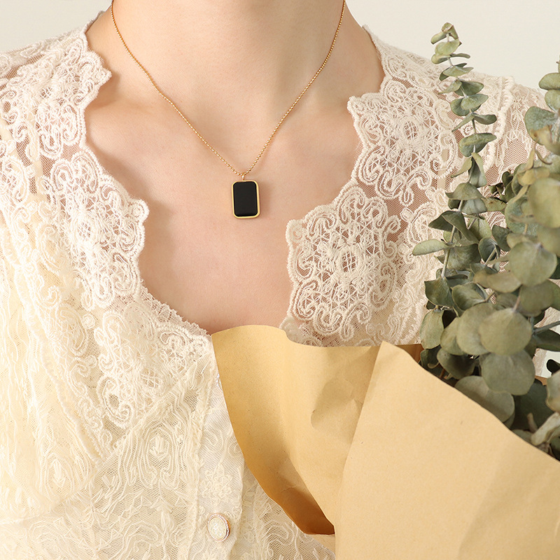 European Vintage Ins Style Long Plaque Black Mother-of-Pearl Pendant Necklace 18K PVD Gold Plated Choker Chain - Image 3