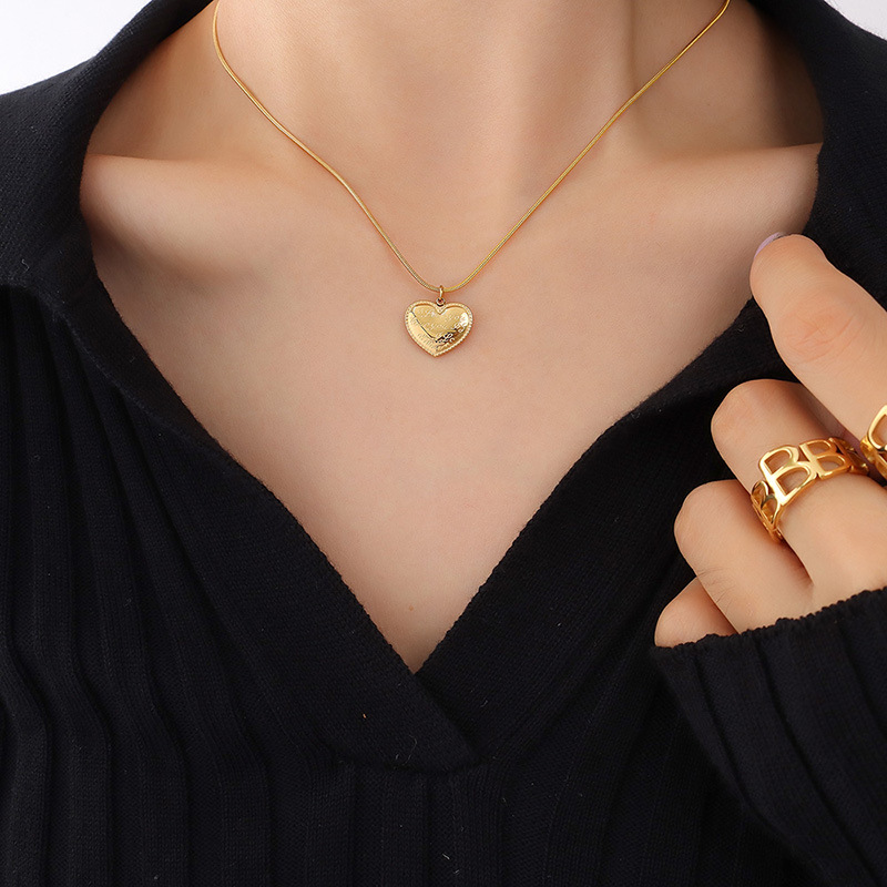 European Ins Cold Minimalist Engraved Heart Stainless Steel Necklace Trendy Titanium Steel 18K PVD Gold Plated Jewelry - Image 4