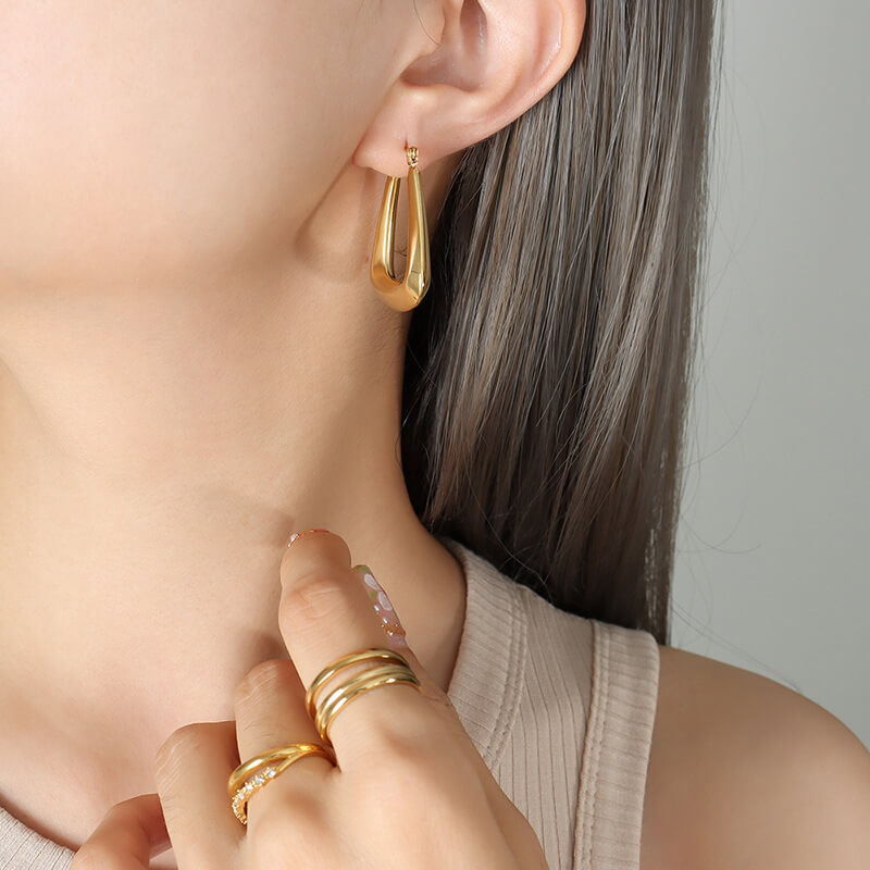 French niche luxurious U-shaped earrings titanium steel 18k PVD gold plated lightweight versatile jewelry for women - Image 4