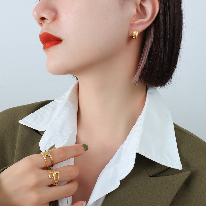 European ins-style lightweight luxurious C-shaped earrings titanium steel 18k PVD gold plated earrings - Image 4