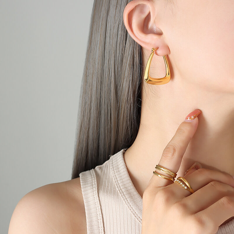 French niche luxurious U-shaped earrings titanium steel 18k PVD gold plated lightweight versatile jewelry for women - Image 3