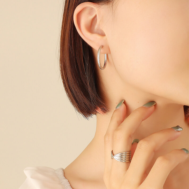 European ins-style modern twisted circle earrings titanium steel 18k PVD gold plated lightweight luxurious jewelry - Image 3