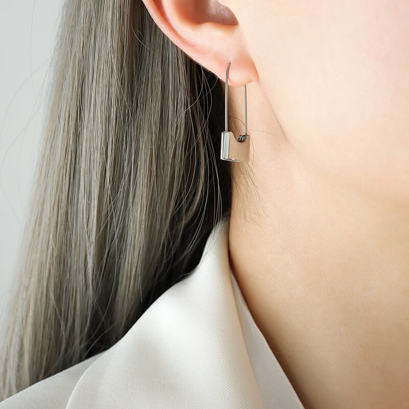 European new minimalist lock-shaped earrings titanium steel 18k PVD gold plated lightweight stylish jewelry - Image 4