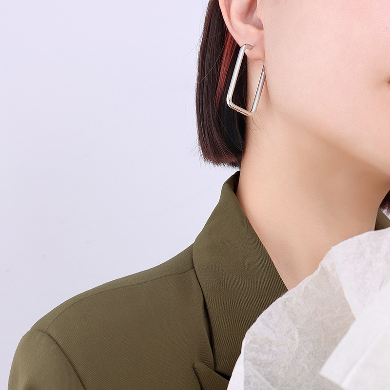 Hot Selling Simple Hoop Stud Earrings 18K Gold PVD Plated Stainless Steel Minimalist Design Wholesale - Image 6