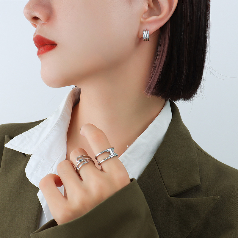 European ins-style lightweight luxurious C-shaped earrings titanium steel 18k PVD gold plated earrings - Image 3