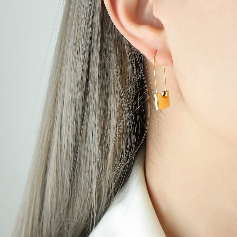 European new minimalist lock-shaped earrings titanium steel 18k PVD gold plated lightweight stylish jewelry - Image 3