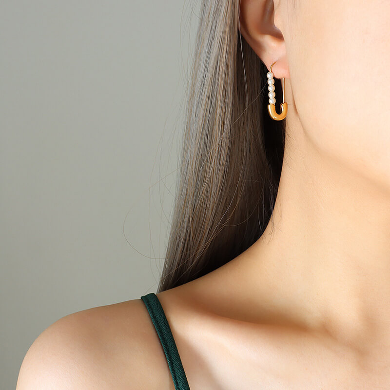 European hot-selling vintage safety pin pearl earrings titanium steel 18k PVD gold plated lightweight studs - Image 4