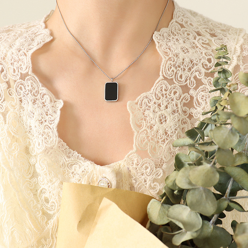 European Vintage Ins Style Long Plaque Black Mother-of-Pearl Pendant Necklace 18K PVD Gold Plated Choker Chain - Image 5