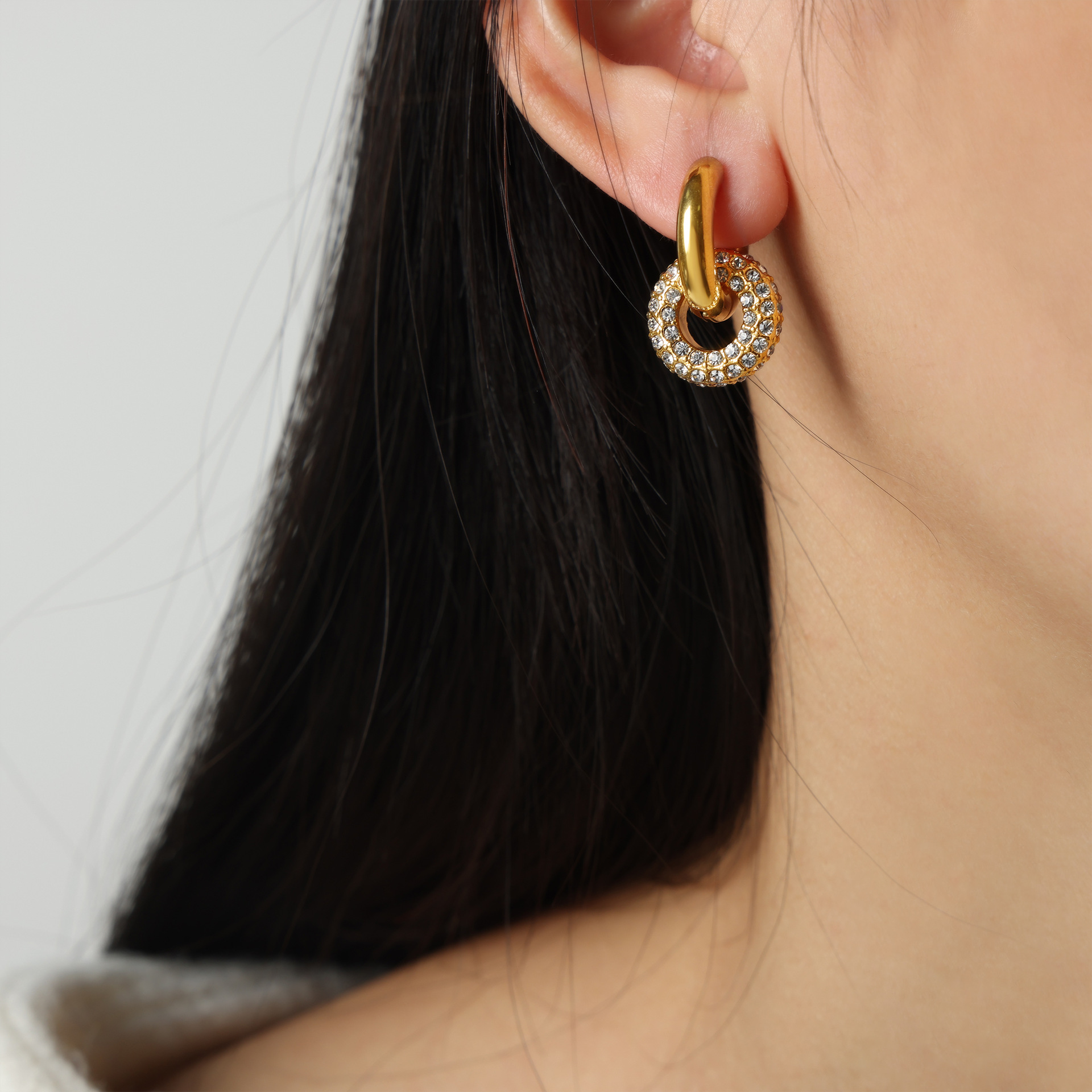 European luxurious zircon round earrings titanium steel 18k PVD gold plated lightweight vintage jewelry for women - Image 5