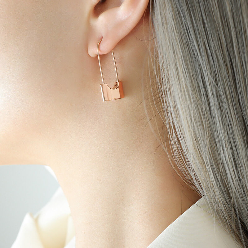 European new minimalist lock-shaped earrings titanium steel 18k PVD gold plated lightweight stylish jewelry - Image 2