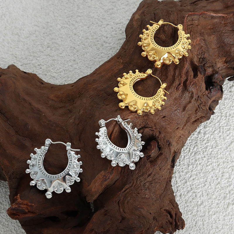 Chic European and American Hip-Hop Fashion Elegant Crown Horseshoe Steel Bead Design Luxury Titanium Steel Earrings - Image 2
