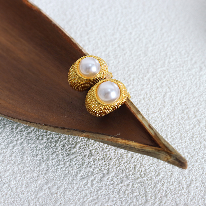 Vintage Neutral Style Summer Pearl Inlay Titanium Steel C-Shape Luxury Earrings 18K PVD Gold Plated - Image 2