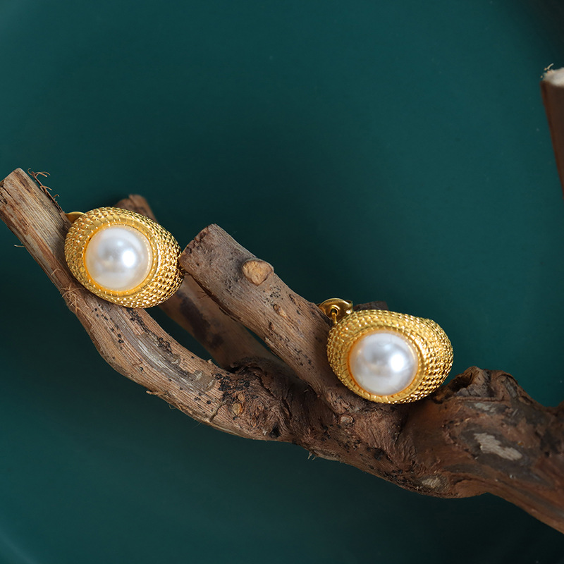 Vintage Neutral Style Summer Pearl Inlay Titanium Steel C-Shape Luxury Earrings 18K PVD Gold Plated - Image 3