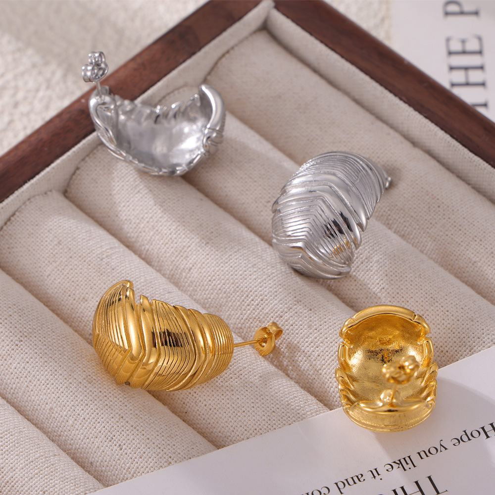 Chic Style Minimalist Elegant Feather Shaped Geometric Textured Design Titanium Steel 18K PVD Gold Plated Earrings for Women - Image 3